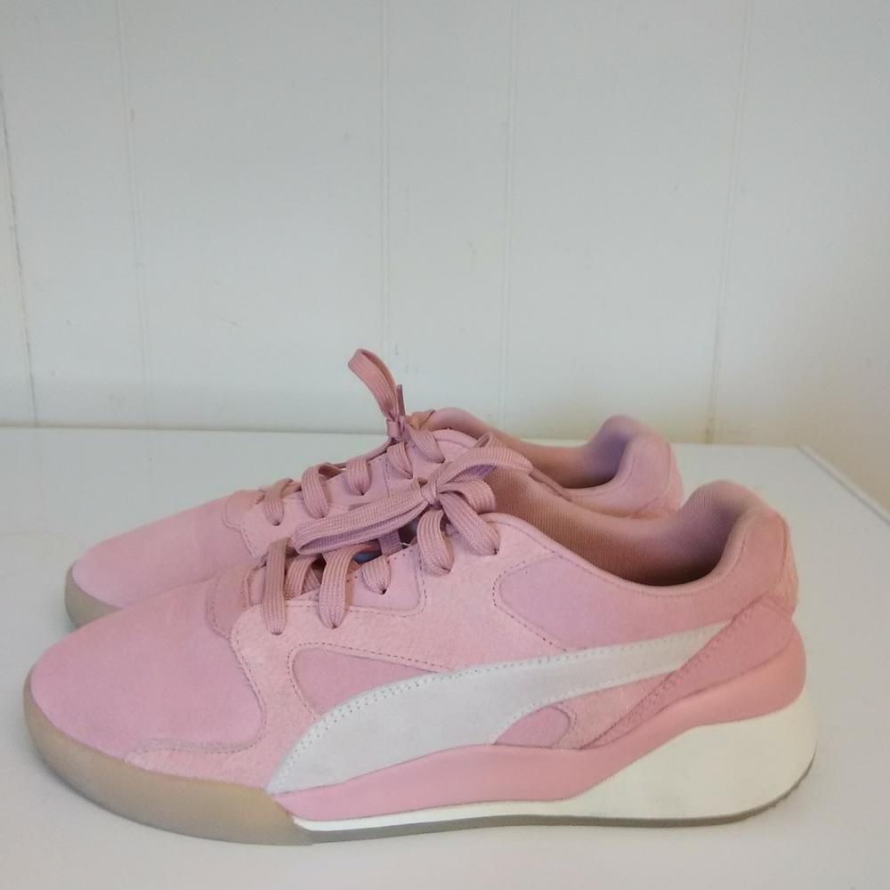 Women pumas